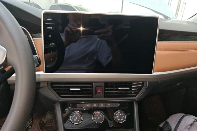 Used Volkswagen Bora 2023 200TSI DSG SmartDrive PRO Edition Audio And AC Panel