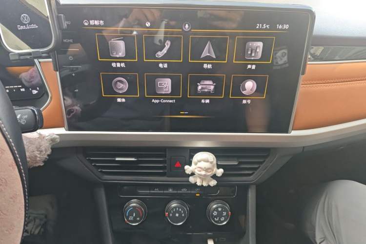 Used Volkswagen Bora 2023 200TSI DSG Smart Drive Version Audio And AC Panel