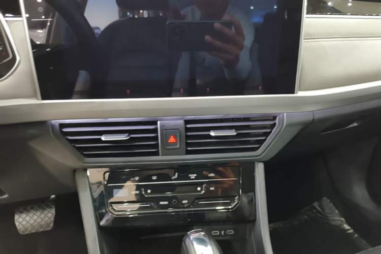 Used Volkswagen Bora 2023 300TSI DSG Prestige Edition Audio And AC Panel