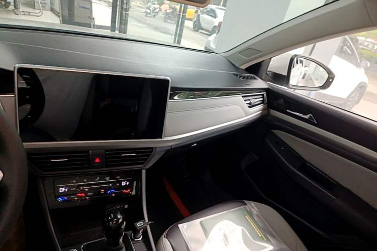 Used Volkswagen Bora 2023 300TSI DSG Prestige Edition Audio And AC Panel