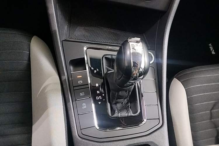Used Volkswagen Bora 2023 200TSI DSG Comfort Edition Gear Lever