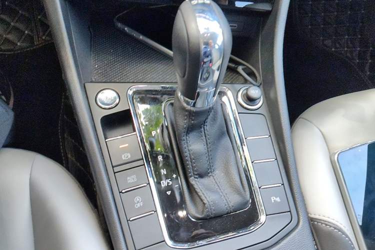 Used Volkswagen Bora 2023 200TSI DSG YueXing PRO Edition Gear Lever