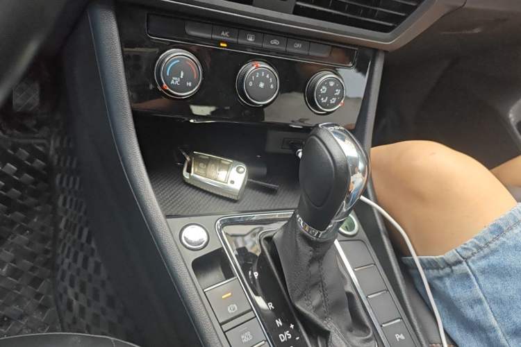 Used Volkswagen Bora 2023 280TSI DSG Comfort Edition Gear Lever