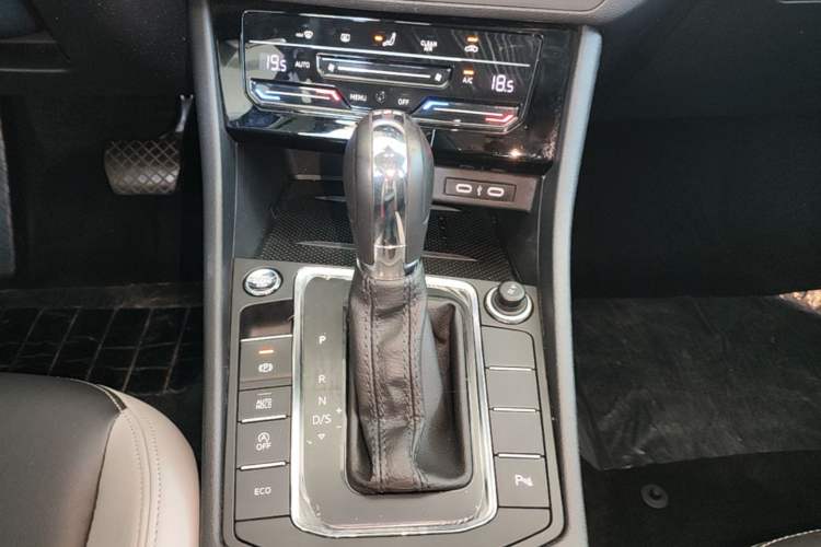 Used Volkswagen Bora 2023 300TSI DSG Prestige Edition Gear Lever