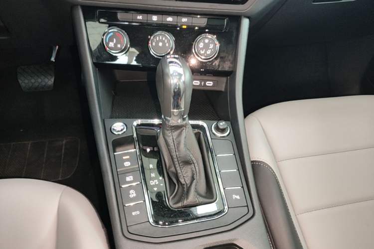 Used Volkswagen Bora 2023 280TSI DSG Comfort Edition Gear Lever