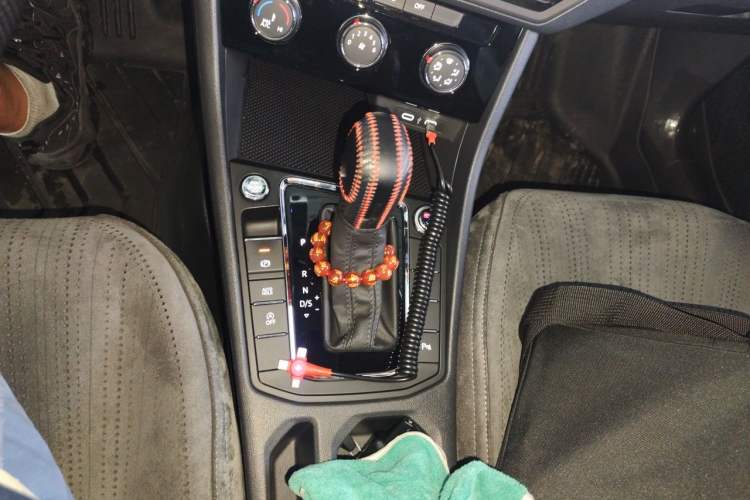 Used Volkswagen Bora 2023 200TSI DSG SmartDrive PRO Edition Gear Lever