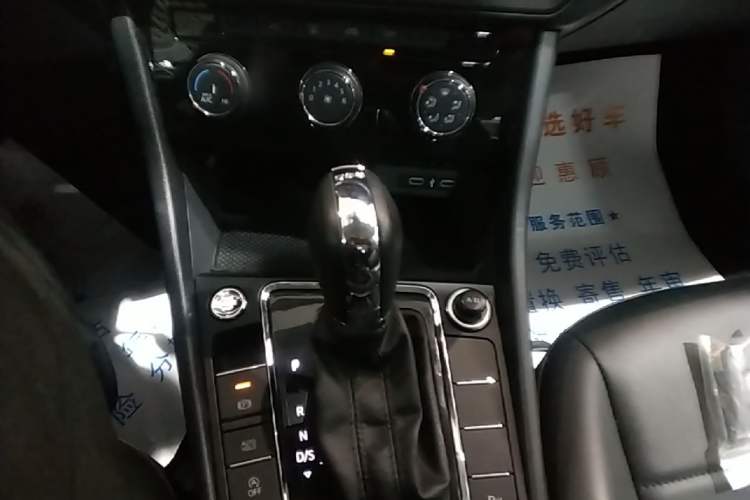 Used Volkswagen Bora 2023 200TSI DSG SmartDrive PRO Edition Gear Lever