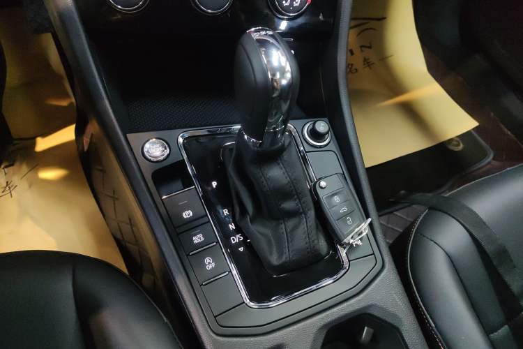 Used Volkswagen Bora 2023 200TSI DSG YueXing PRO Edition Gear Lever