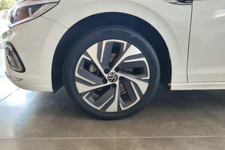 Used Volkswagen Bora 2023 300TSI DSG Prestige Edition Left Front Wheel Hub