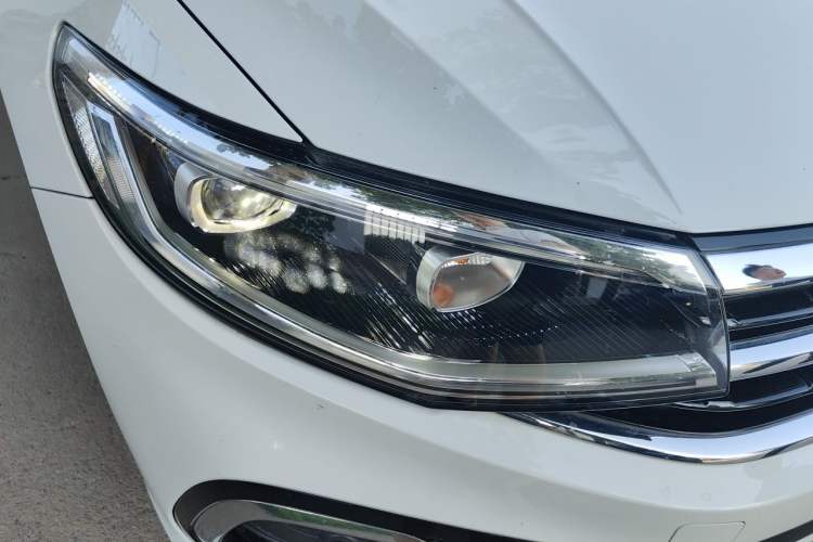 Used Volkswagen Bora 2023 200TSI DSG Smart Drive Version Right Front Headlight
