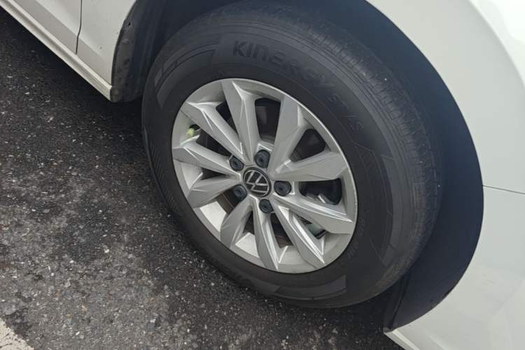 Used Volkswagen Bora 2023 200TSI DSG Comfort Edition Right Front Wheel Hub