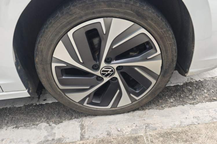 Used Volkswagen Bora 2023 200TSI DSG YueXing PRO Edition Right Front Wheel Hub