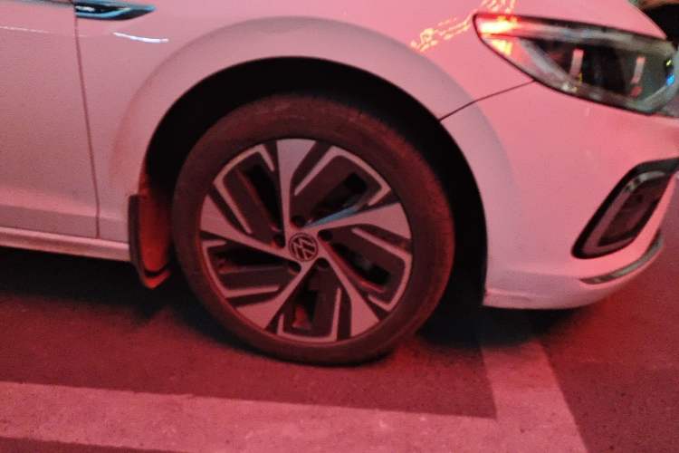 Used Volkswagen Bora 2023 300TSI DSG Prestige Edition Right Front Wheel Hub