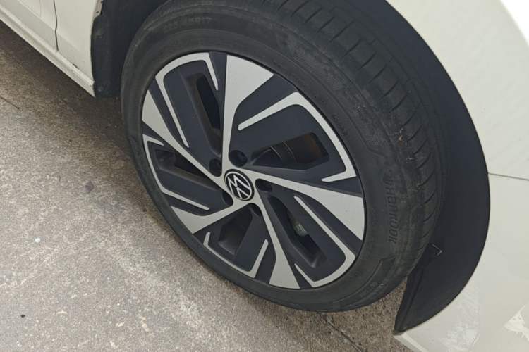 Used Volkswagen Bora 2023 200TSI DSG YueXing PRO Edition Right Front Wheel Hub