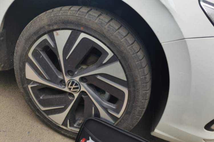 Used Volkswagen Bora 2023 200TSI DSG YueXing PRO Edition Right Front Wheel Hub