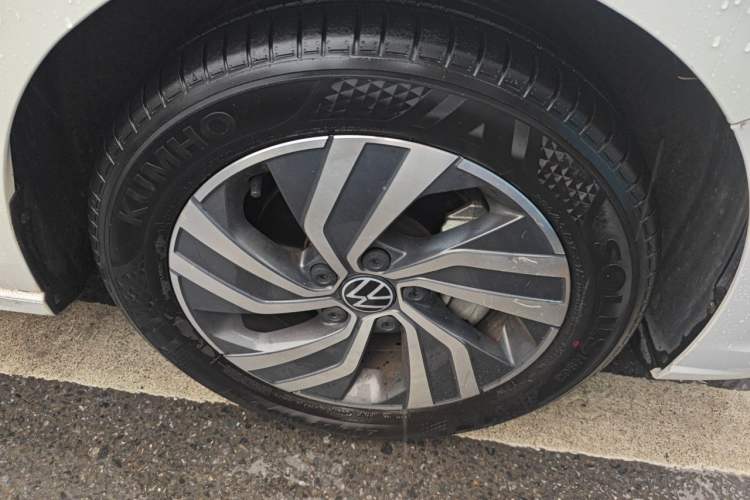 Used Volkswagen Bora 2023 280TSI DSG Comfort Edition Right Front Wheel Hub