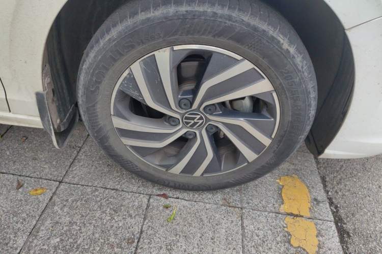 Used Volkswagen Bora 2023 280TSI DSG Comfort Edition Right Front Wheel Hub