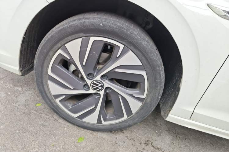 Used Volkswagen Bora 2023 300TSI DSG Prestige Edition Right Front Wheel Hub