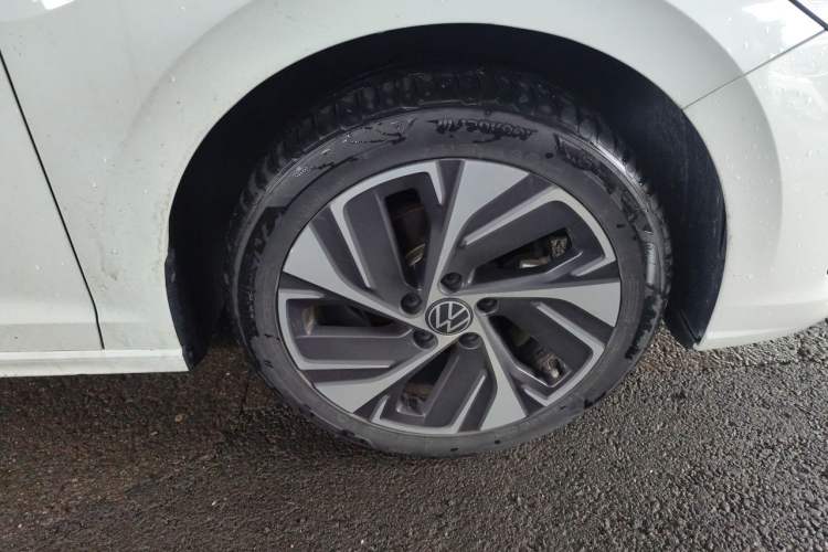 Used Volkswagen Bora 2023 200TSI DSG SmartDrive PRO Edition Right Front Wheel Hub