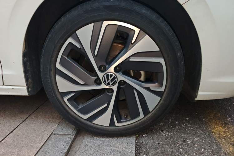 Used Volkswagen Bora 2023 300TSI DSG Prestige Edition Right Front Wheel Hub