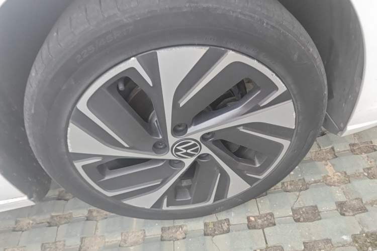 Used Volkswagen Bora 2023 200TSI DSG Smart Drive Version Right Front Wheel Hub