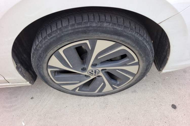 Used Volkswagen Bora 2023 300TSI DSG Prestige Edition Right Front Wheel Hub