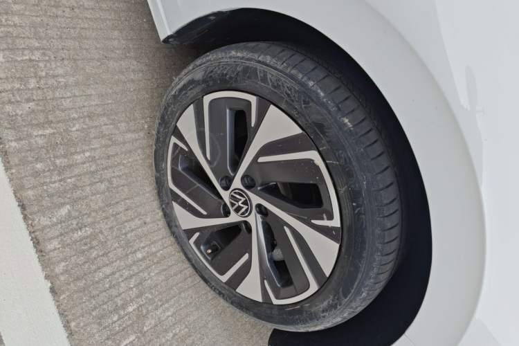 Used Volkswagen Bora 2023 200TSI DSG SmartDrive PRO Edition Right Front Wheel Hub