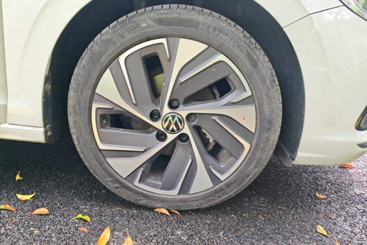 Used Volkswagen Bora 2023 200TSI DSG YueXing PRO Edition Right Front Wheel Hub