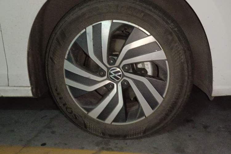 Used Volkswagen Bora 2023 200TSI DSG Smart Drive Version Right Front Wheel Hub