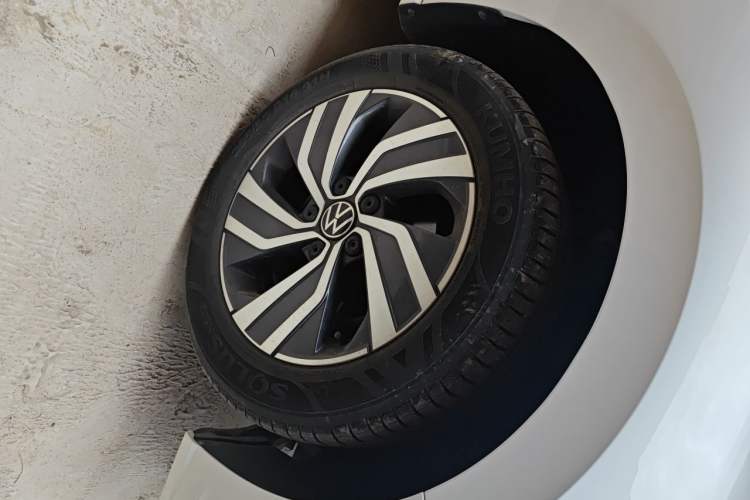 Used Volkswagen Bora 2023 200TSI DSG Smart Drive Version Right Front Wheel Hub