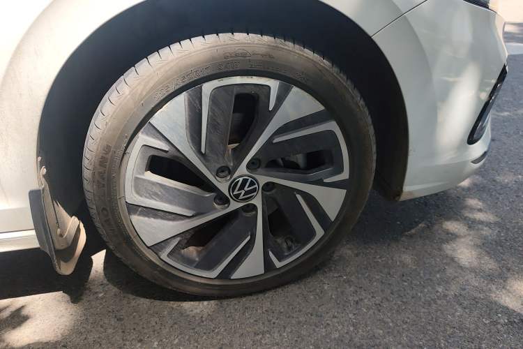 Used Volkswagen Bora 2023 300TSI DSG Prestige Edition Right Front Wheel Hub