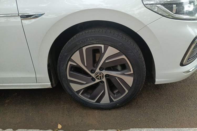 Used Volkswagen Bora 2023 300TSI DSG Prestige Edition Right Front Wheel Hub