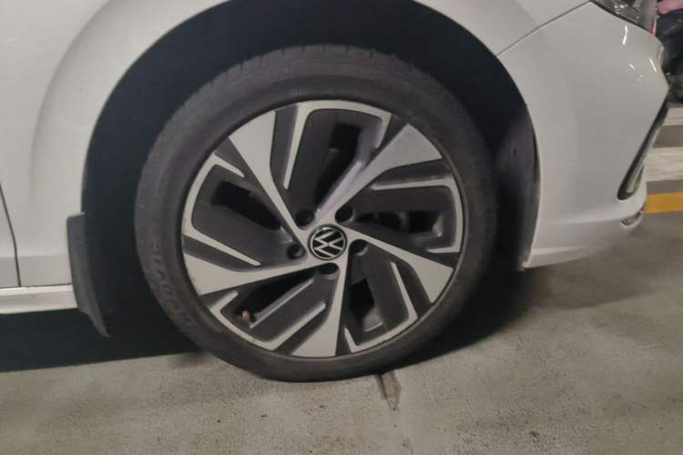 Used Volkswagen Bora 2023 280TSI DSG Prestige Edition Right Front Wheel Hub