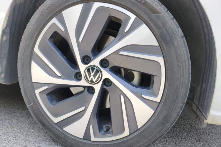 Used Volkswagen Bora 2023 300TSI DSG Prestige Edition Right Front Wheel Hub