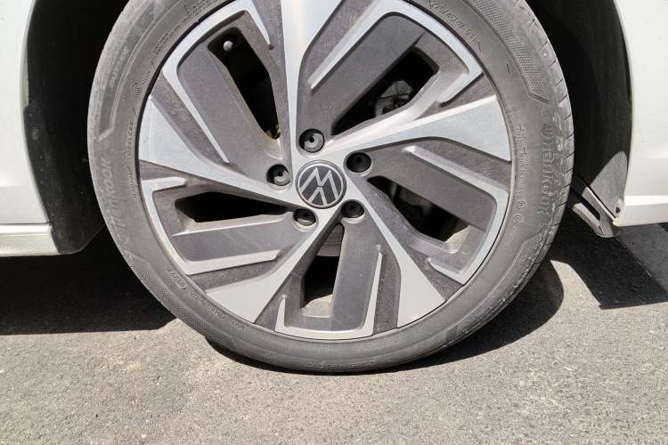 Used Volkswagen Bora 2023 280TSI DSG Prestige Edition Right Front Wheel Hub