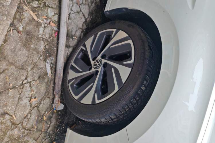 Used Volkswagen Bora 2023 200TSI DSG SmartDrive PRO Edition Right Front Wheel Hub
