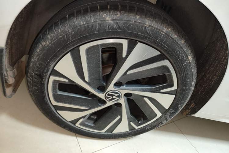 Used Volkswagen Bora 2023 200TSI DSG SmartDrive PRO Edition Right Rear Wheel Hub