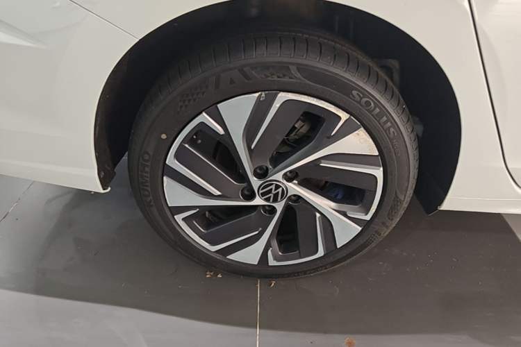 Used Volkswagen Bora 2023 300TSI DSG Prestige Edition Right Rear Wheel Hub
