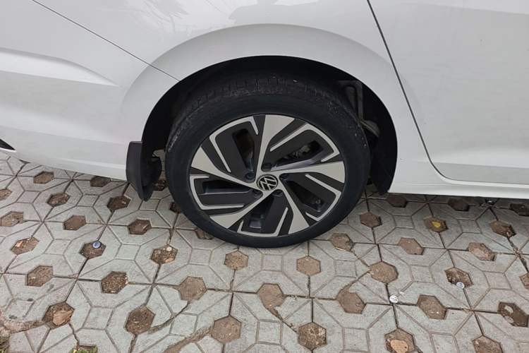 Used Volkswagen Bora 2023 300TSI DSG Prestige Edition Right Rear Wheel Hub