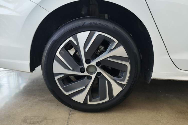 Used Volkswagen Bora 2023 300TSI DSG Prestige Edition Right Rear Wheel Hub