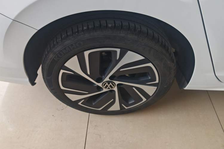 Used Volkswagen Bora 2023 300TSI DSG Prestige Edition Right Rear Wheel Hub
