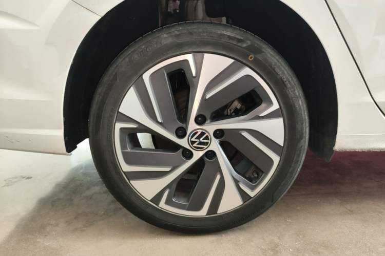 Used Volkswagen Bora 2023 300TSI DSG Prestige Edition Right Rear Wheel Hub