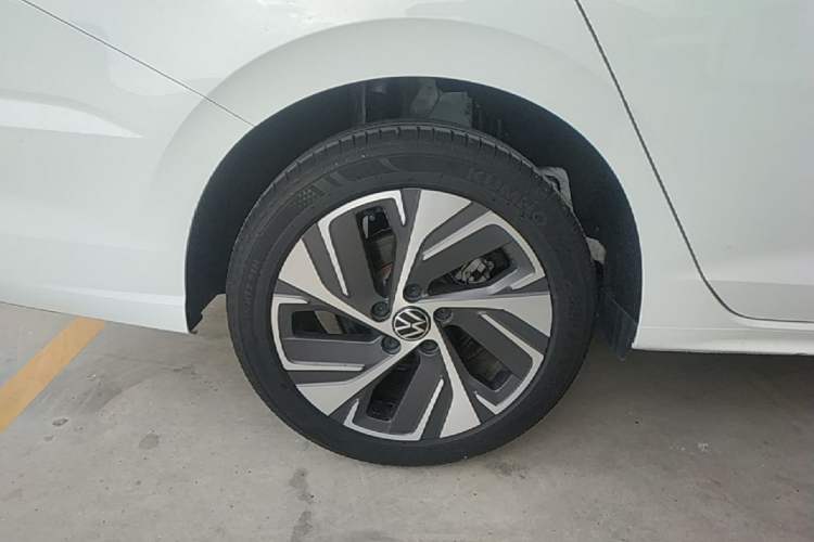 Used Volkswagen Bora 2023 200TSI DSG YueXing PRO Edition Right Rear Wheel Hub