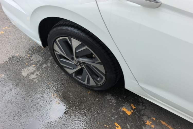 Used Volkswagen Bora 2023 300TSI DSG Prestige Edition Right Rear Wheel Hub