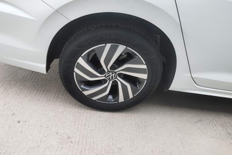 Used Volkswagen Bora 2023 200TSI DSG Smart Drive Version Right Rear Wheel Hub