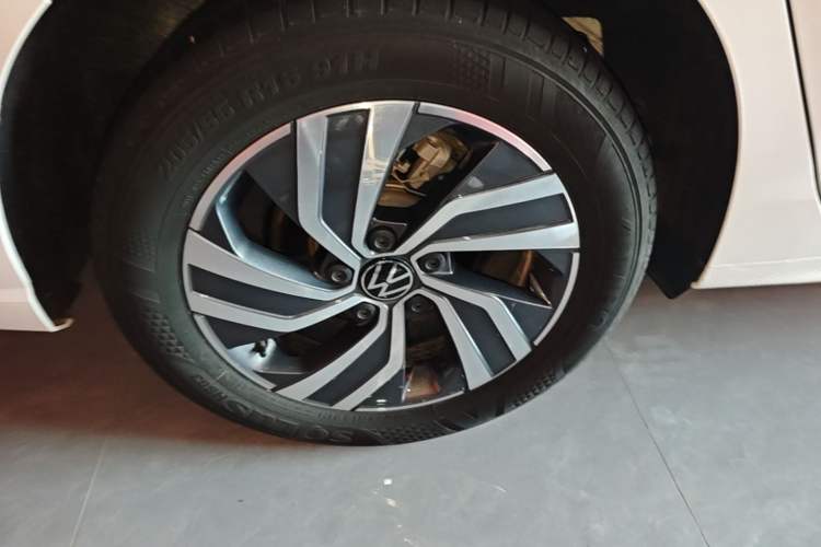 Used Volkswagen Bora 2023 280TSI DSG Comfort Edition Right Rear Wheel Hub