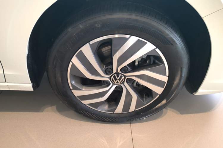 Used Volkswagen Bora 2023 280TSI DSG Comfort Edition Right Rear Wheel Hub