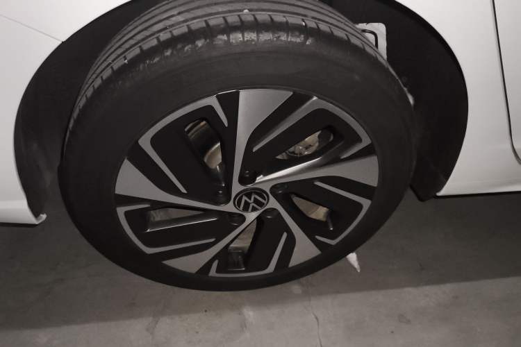 Used Volkswagen Bora 2023 200TSI DSG YueXing PRO Edition Right Rear Wheel Hub