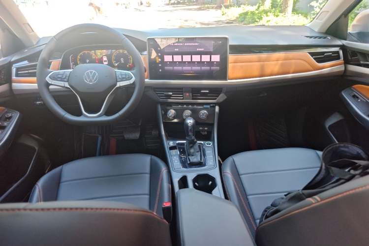 Used Volkswagen Bora 2023 200TSI DSG SmartDrive PRO Edition Center Console