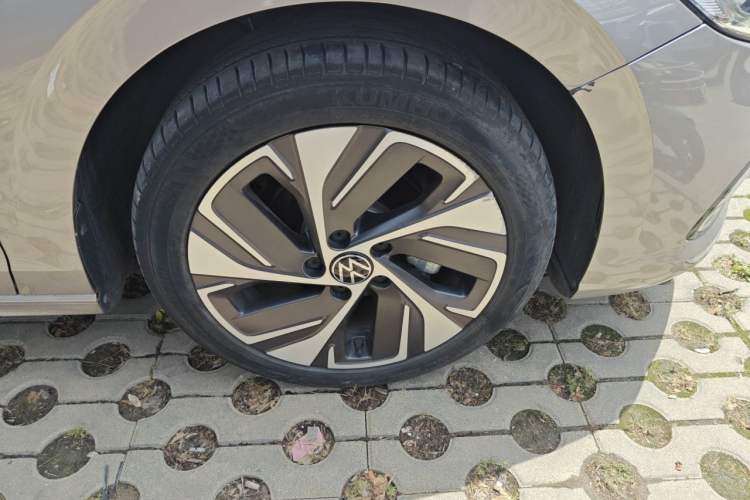 Used Volkswagen Bora 2023 200TSI DSG SmartDrive PRO Edition Right Front Wheel Hub